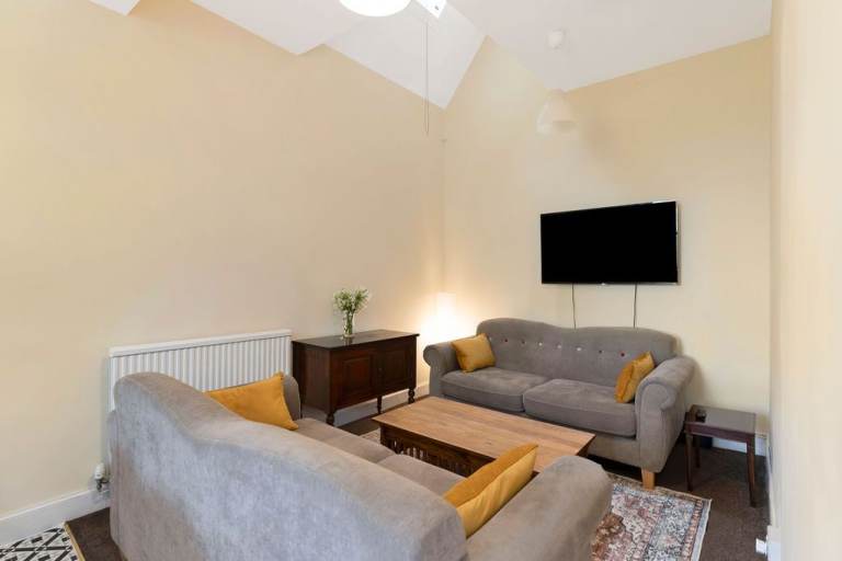 Recently upgraded, 5 bedroom, HMO flat over two levels, in the heart of Old Town – available soon