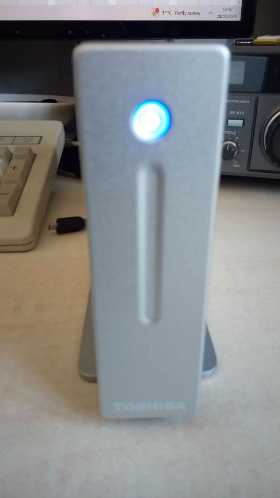 *REDUCED *As new Toshiba Desktop caddy HDD storage music etc. 