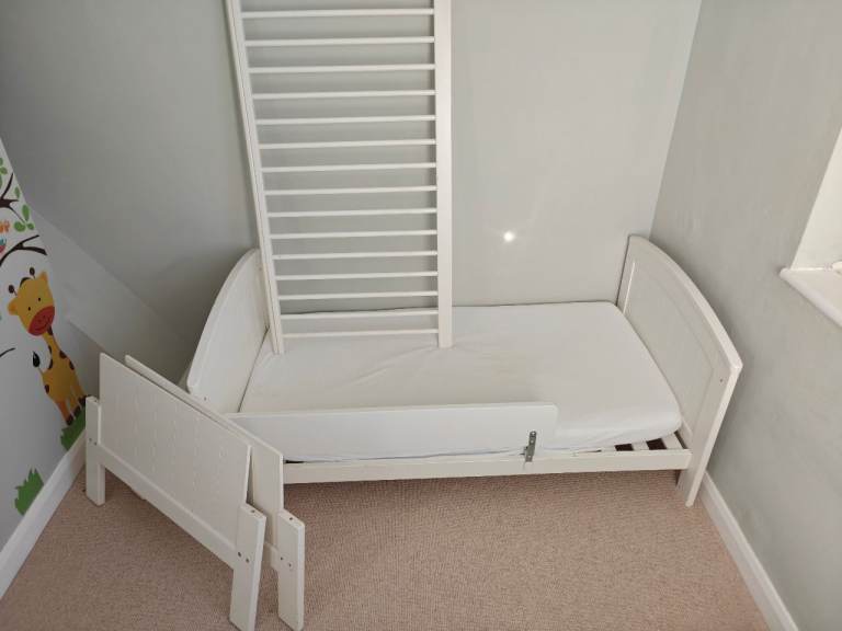 Mamas and papas cotbed - white