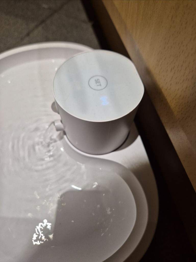 Faroro WF01 Cat Water Fountain, 2.5L Rechargable via USB-C Operated with Motion Sensor