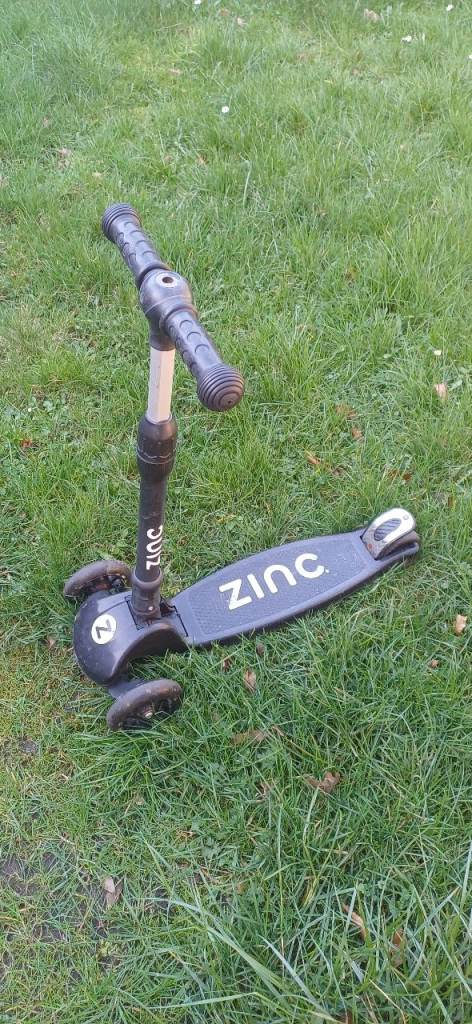 Zinc Kids 3 Wheel Push Scooter