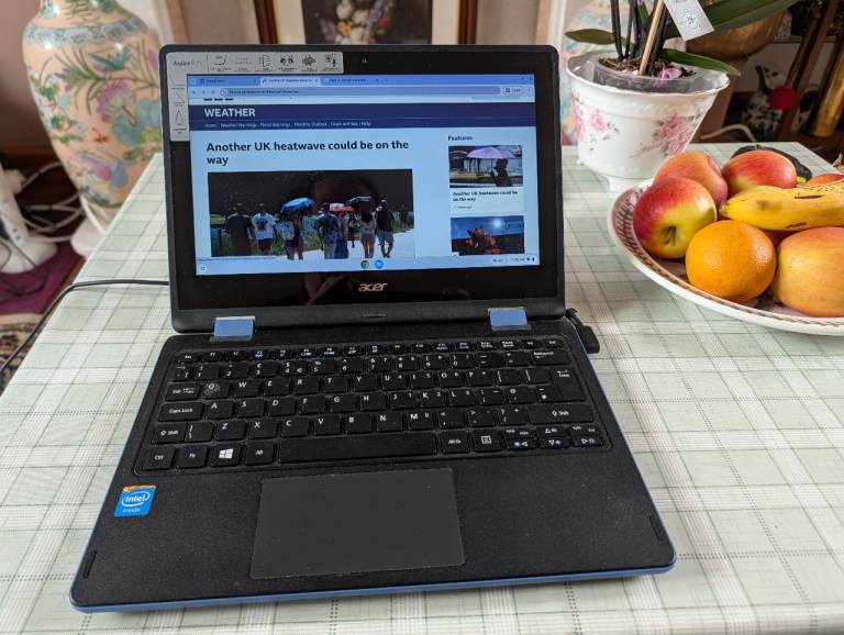 Acer Aspire R11 2-in-1 Touchscreen Laptop (Fast ChromeOS Flex)
