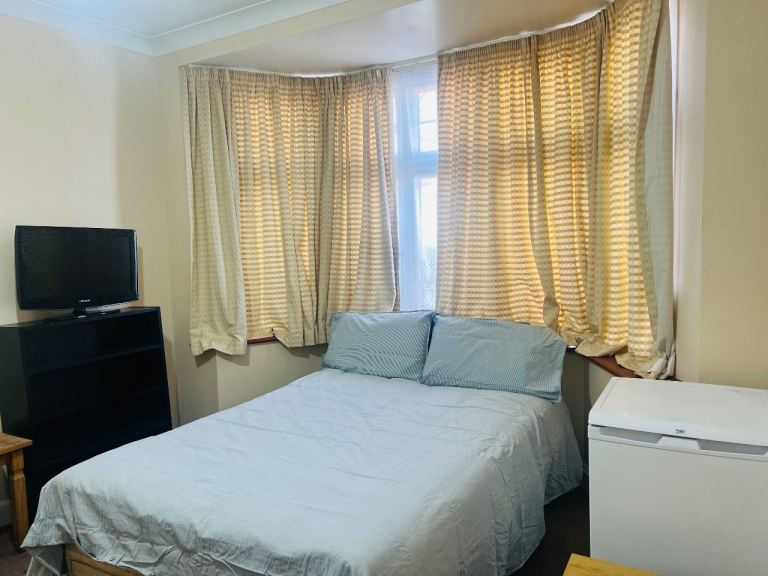 Double room in shared friendly home( single occupant )