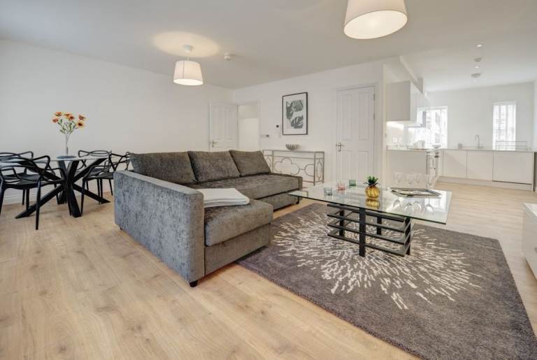 Two bedroom penthouse in a central location Phoenix Rd, Euston, NW1-Ref: 1000