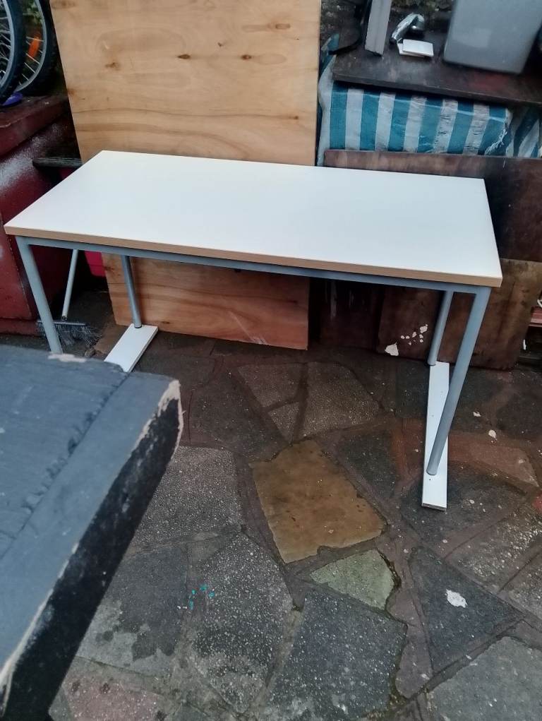 Multi usage table in very good condition, can be used inside or outdoors 
