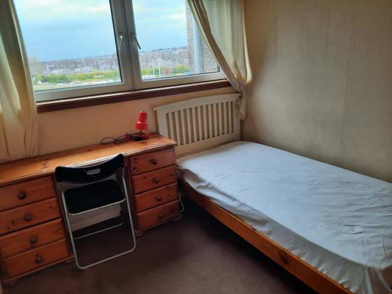 Lovely, Sunny, Furnished SINGLE BEDROOM to let at Stenhouse drive EH11 3NF