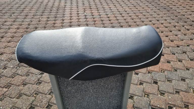 Yamaha RD250LC Seat