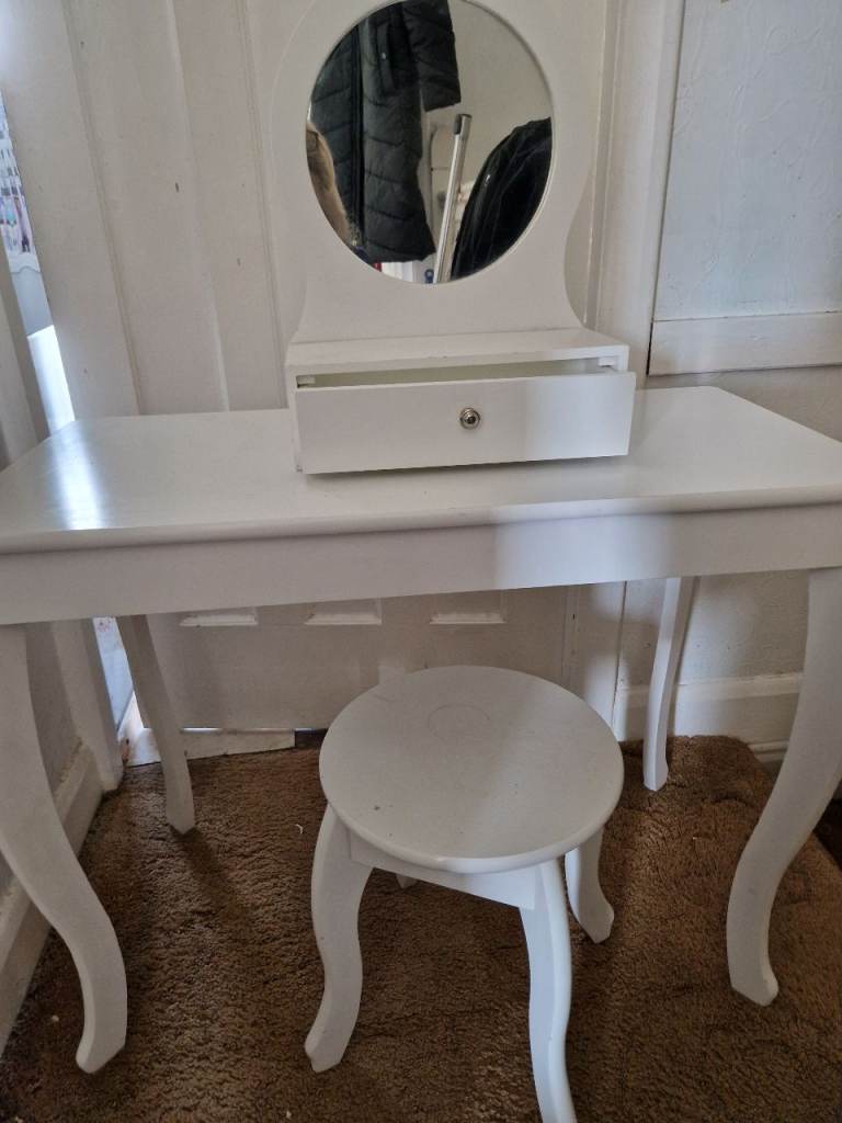 Children's dressing table in white.