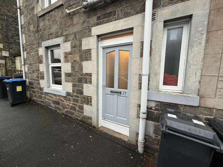 very bright wee flat, recently refubrished 