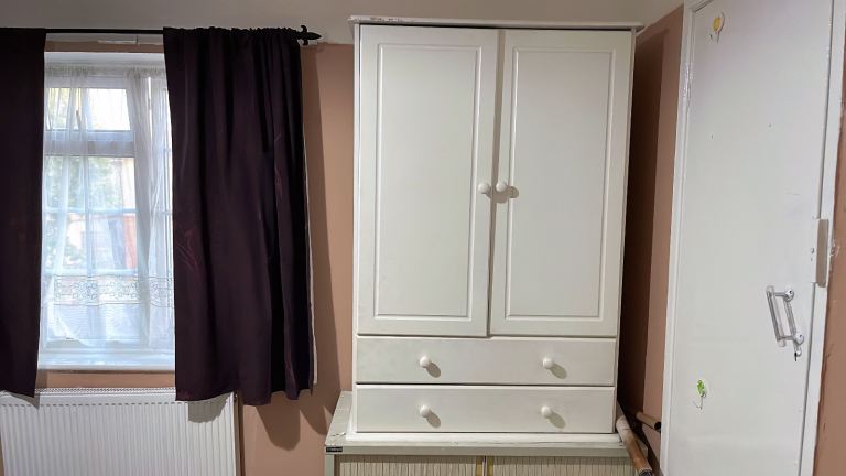 Spacious Double Room with Extra Storage | Walk to St George’s Hospital & Excellent Transport Links