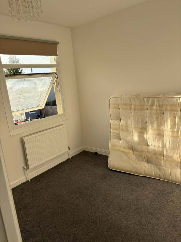 Modern 1-Bedroom Flat | Furnished | Fitted Kitchen | Bills Included | Hainault Road, London - RM5