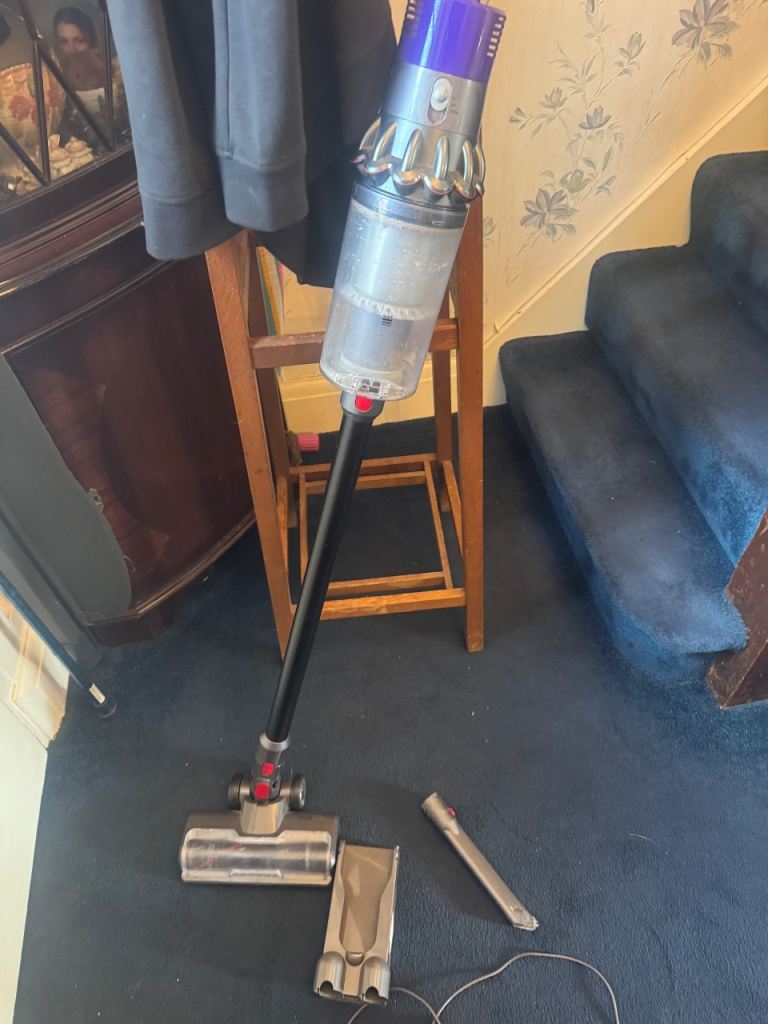 Dyson v10 cordless vacuum 