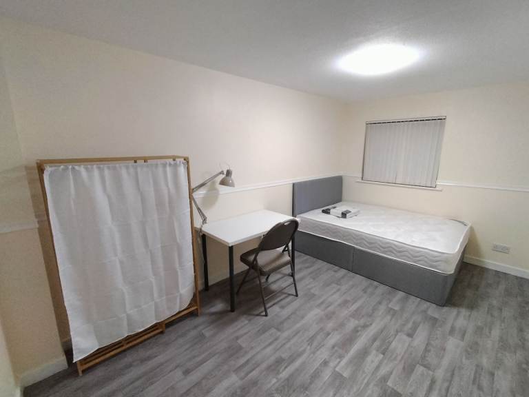 3 spacious double bedroom flat in G21 springburn glasgow close to GCU and strathclyde