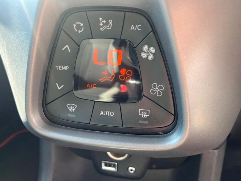 TOYOTA AYGO 1.0 VVT-i x-trend in Super Red 2021