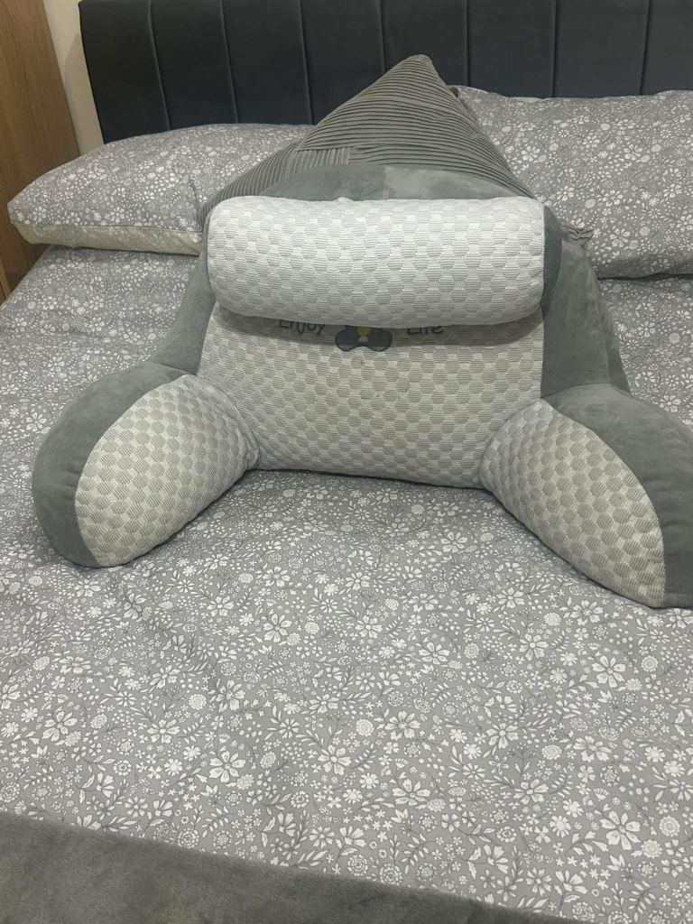 Reading pillow with detachable back rest 