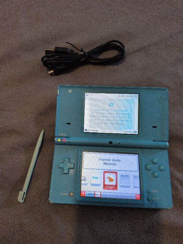 Nintendo dsi light blue with stylus and charge cable