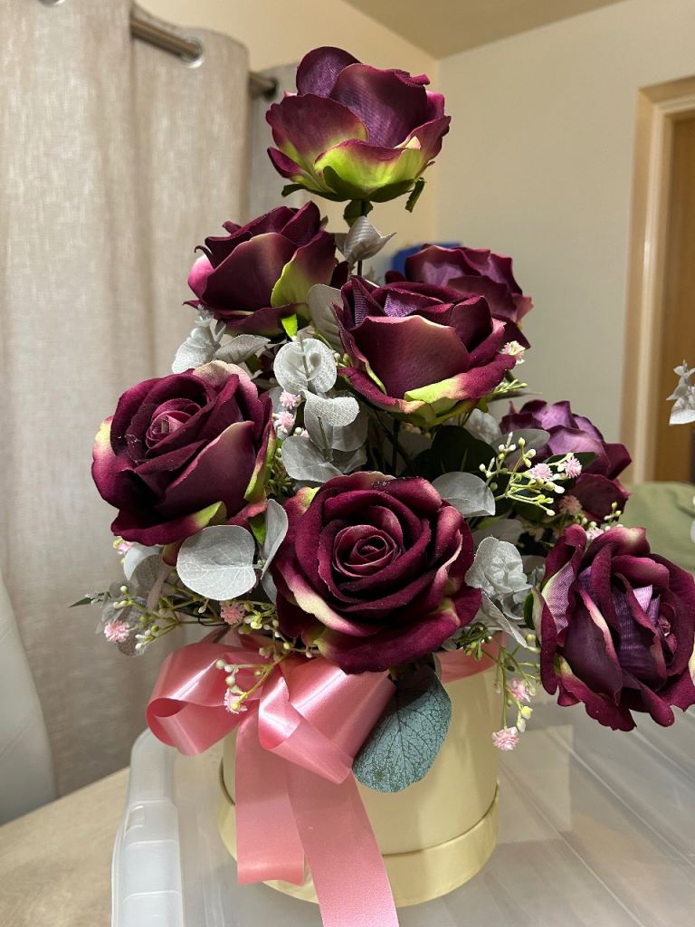 Artificial flowers arrangement 