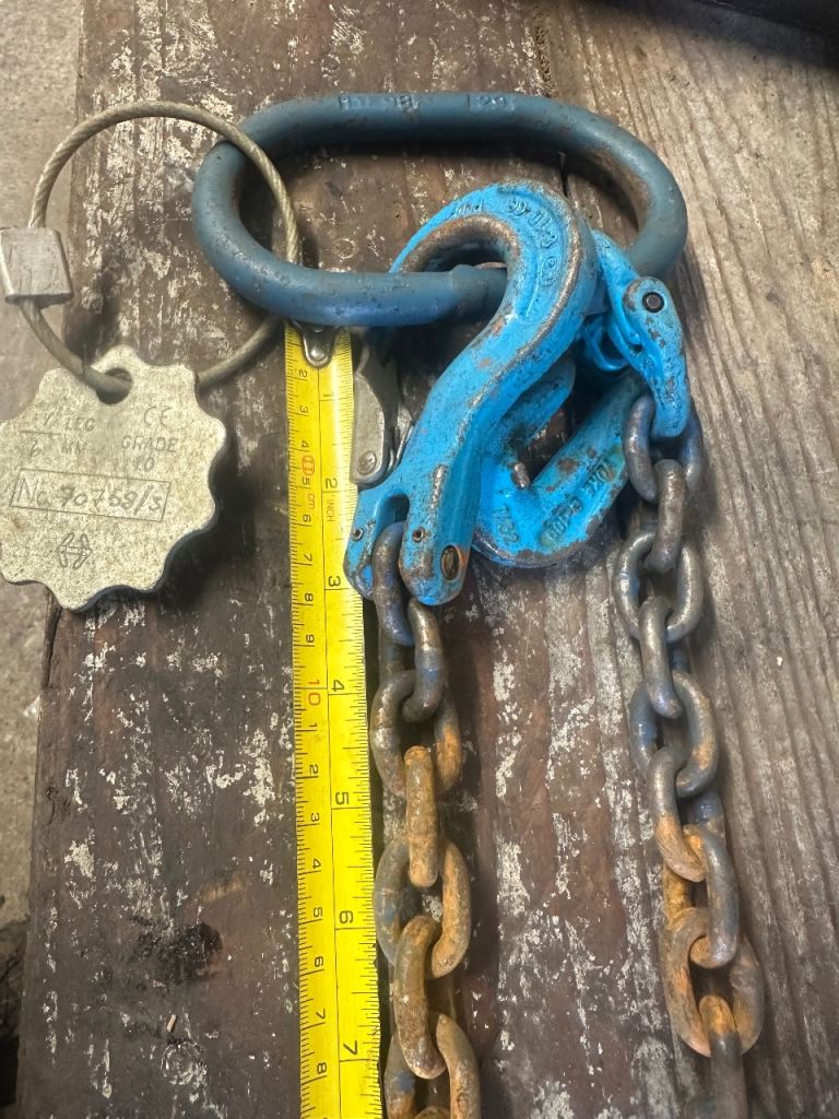 Digger excavator Mixture of 6 jcb buckets £50 each  4 left and 4 pins lifting chain £40