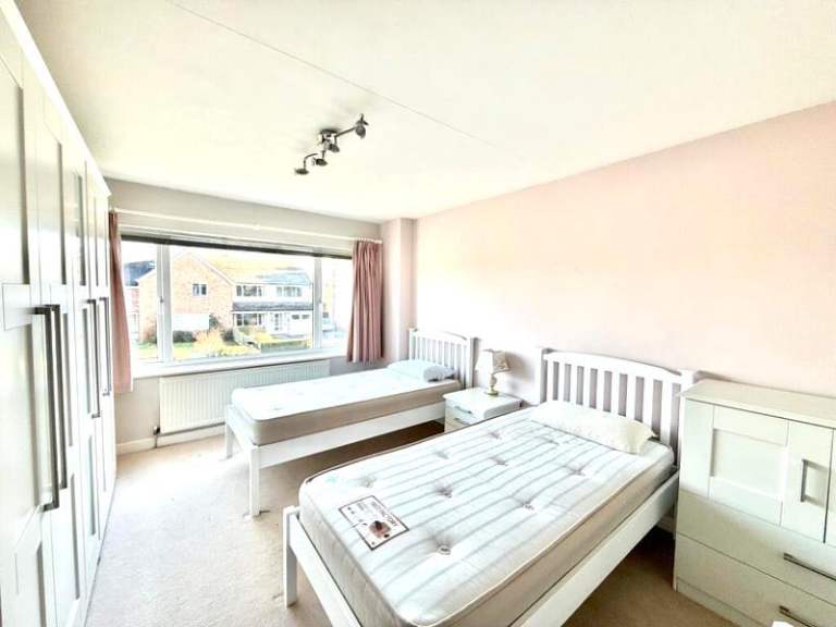 🌿 Battersea – Bright Room with Bills Included 🛏️