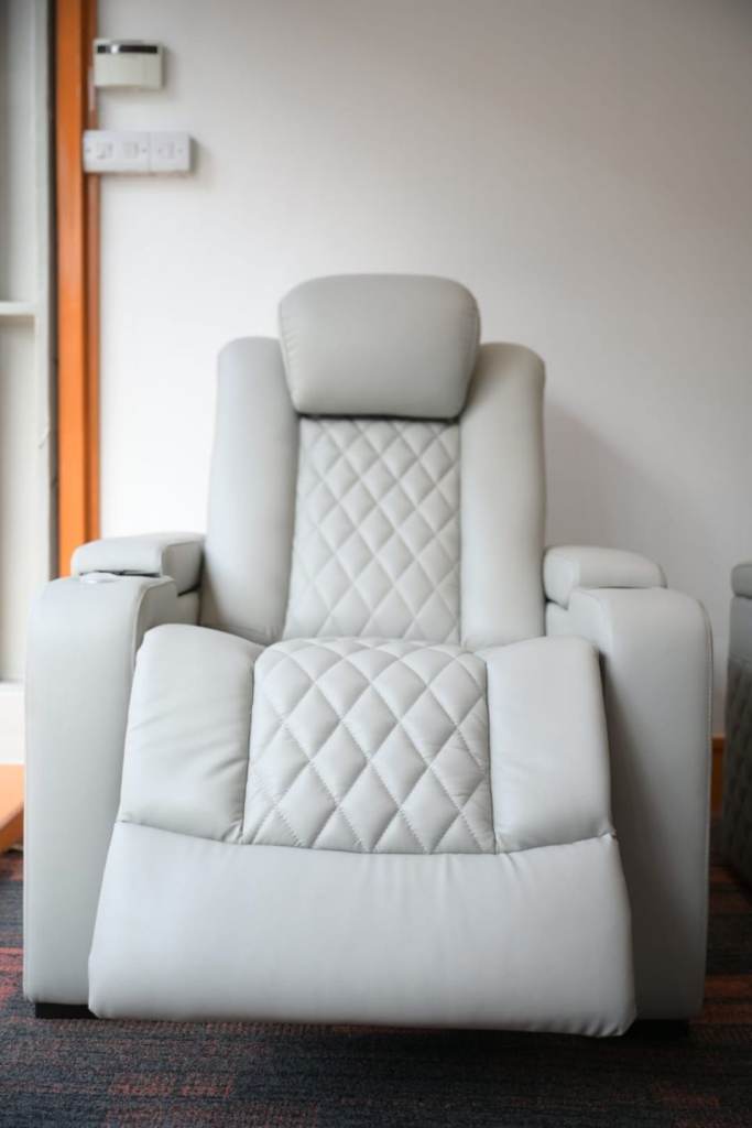 Luxury Leather Cinema Recliner – Excellent Condition – £120 Boxing Day