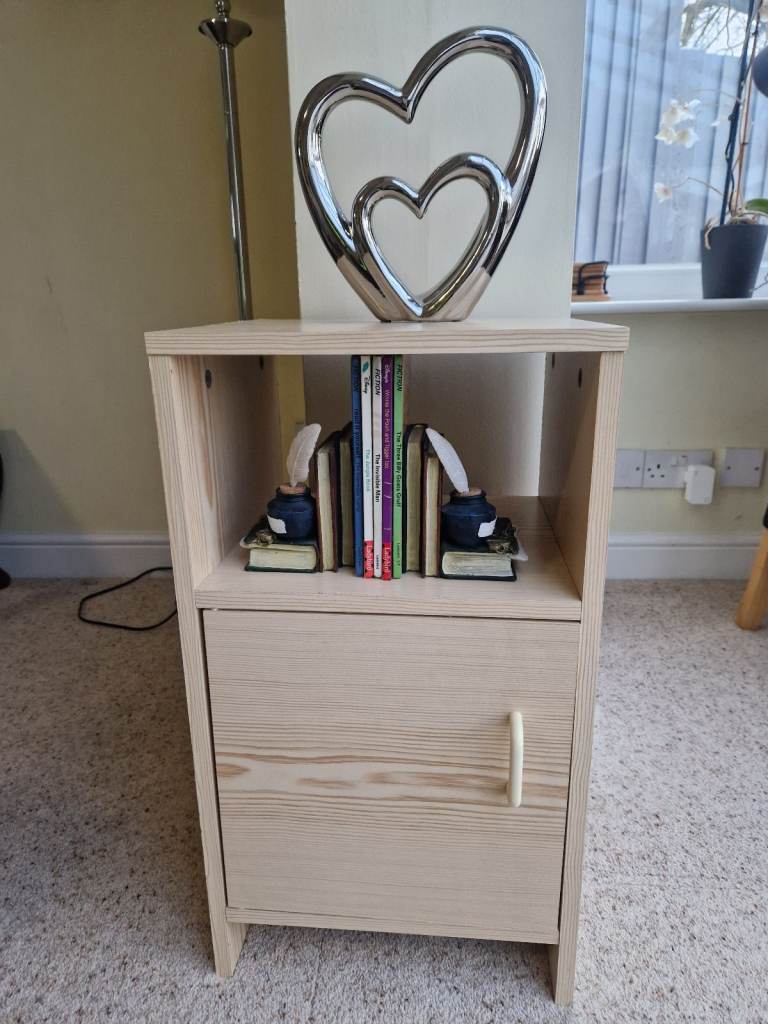 Lightweight bedside table 