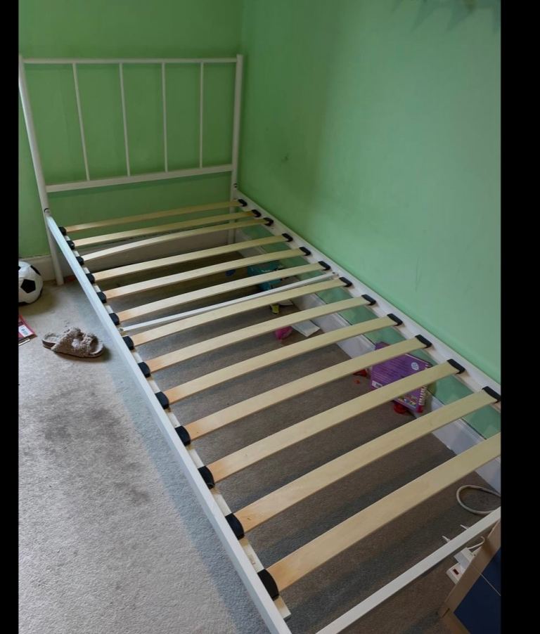 Single Metal Bed Frame with Slats – White, Good Condition