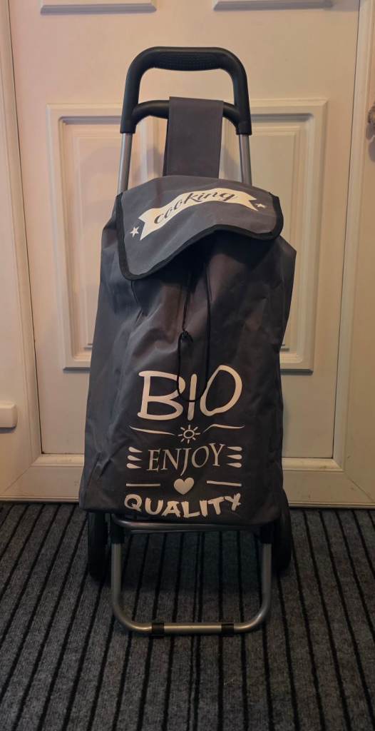 Free shopping bag with wheels 