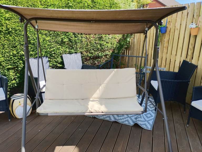 GARDEN SWING LIKE NEW