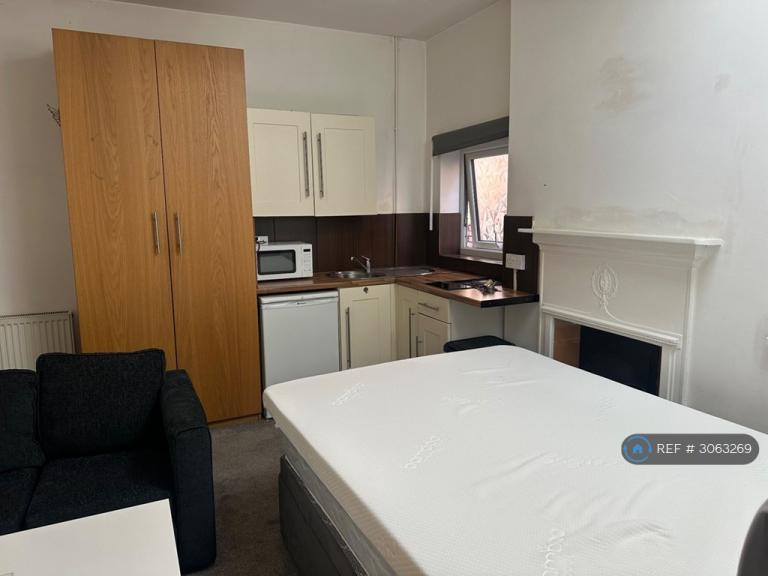 Studio flat in Cowbridge Road, Bridgend, CF31 (#3063269)