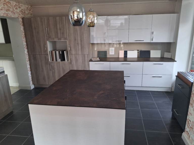 Ex-Display Gloss White / Grey Driftwood Kitchen – RRP £15,377