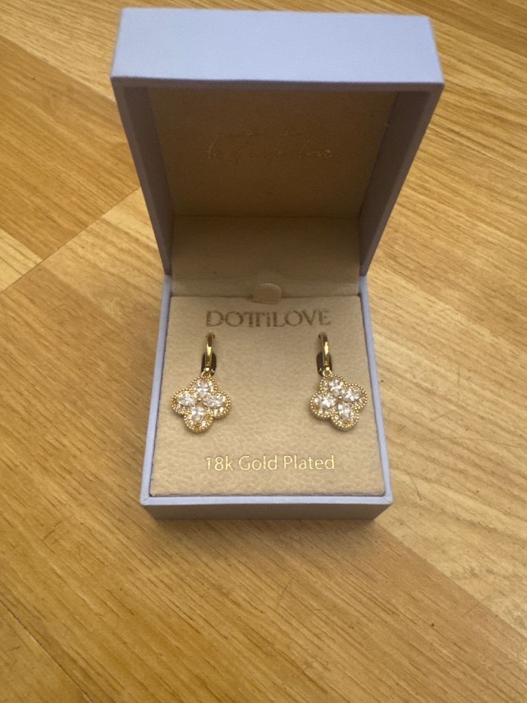 Drop earrings with clear crystals