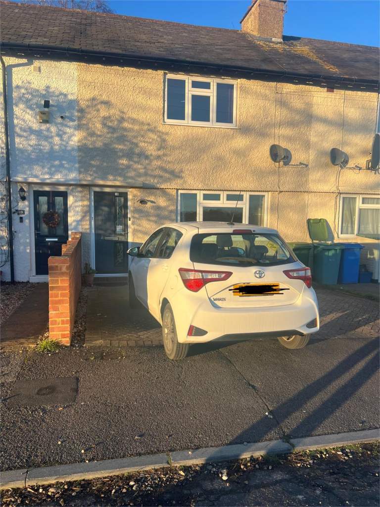 2 bed terraced house to rent in Farnborough