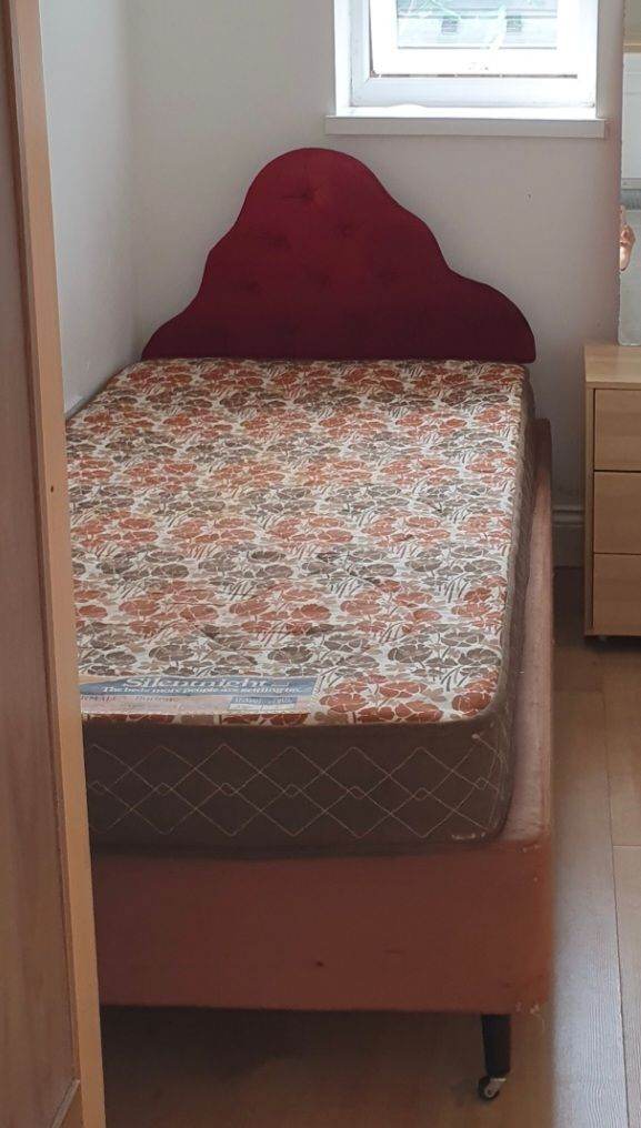 Free single bed (without headboard)