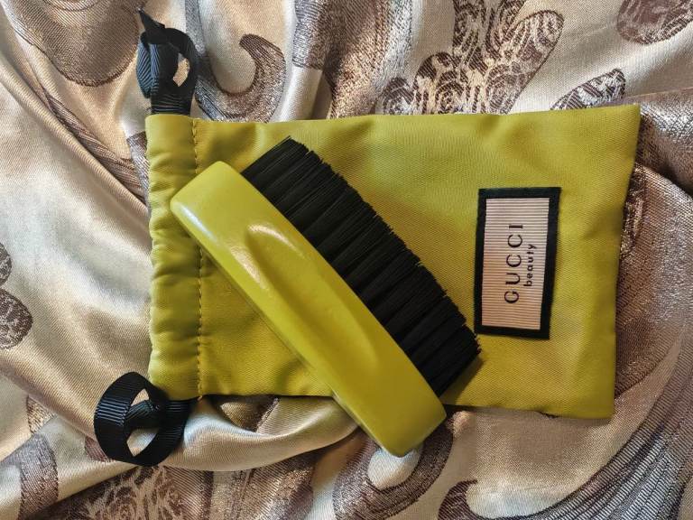 Genuine Gucci Beauty Brush with Pouch – Brand new
