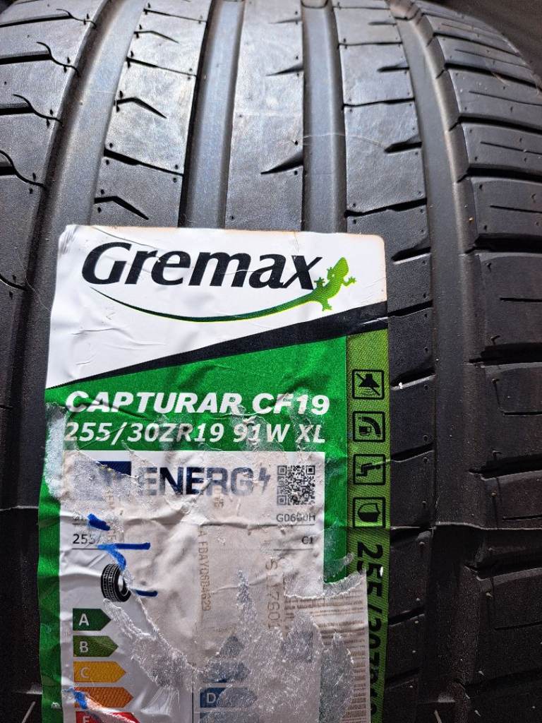 255 30 ZR 19 tyre brand new