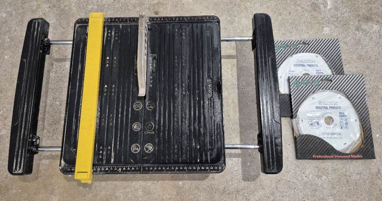 Vitrex TS600180 560W Electric Wet Cut Tile Saw 240V & 3 new 180mm Diamond Blades