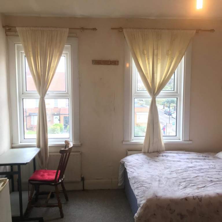 FLAT SHARE - BLACKHEATH/ROYAL STANDARD BORDERS - Large Room