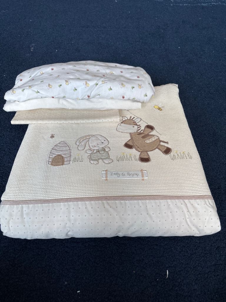 Cot bedding set