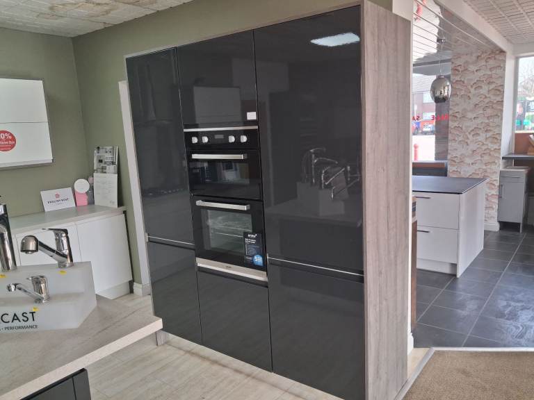 Ex-Display J-Pull Handleless Kitchen Units – Anthracite Gloss with Stone Effect Worktop– RRP £6,645