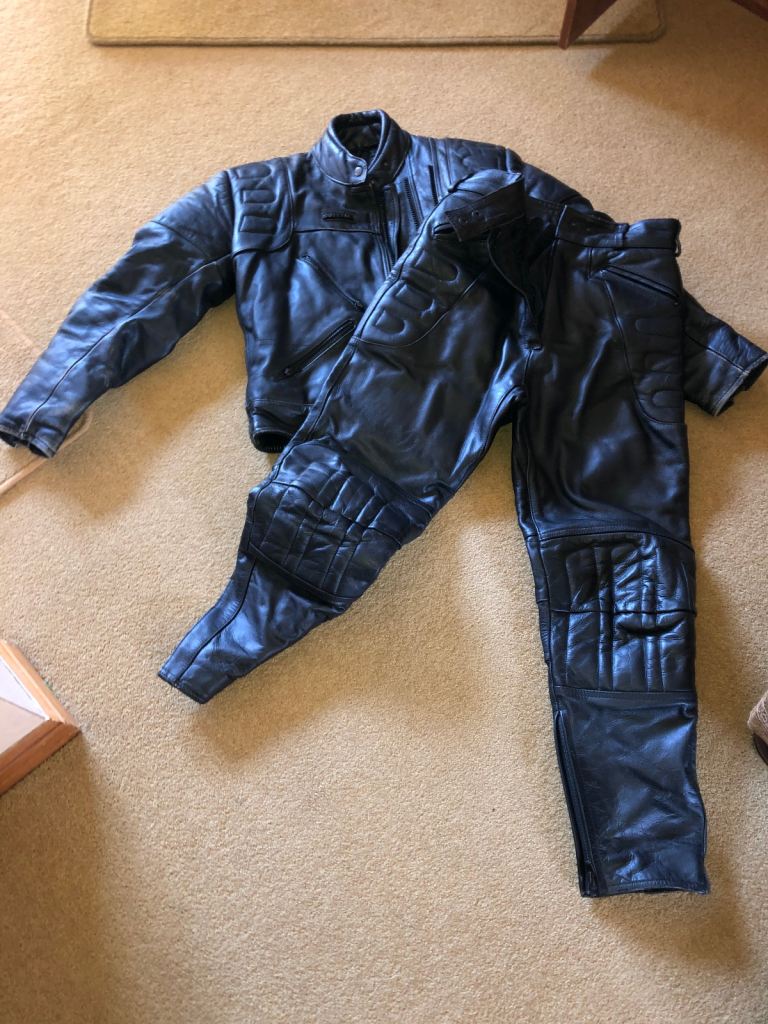 Lady bikers leathers : leather jacket and trousers