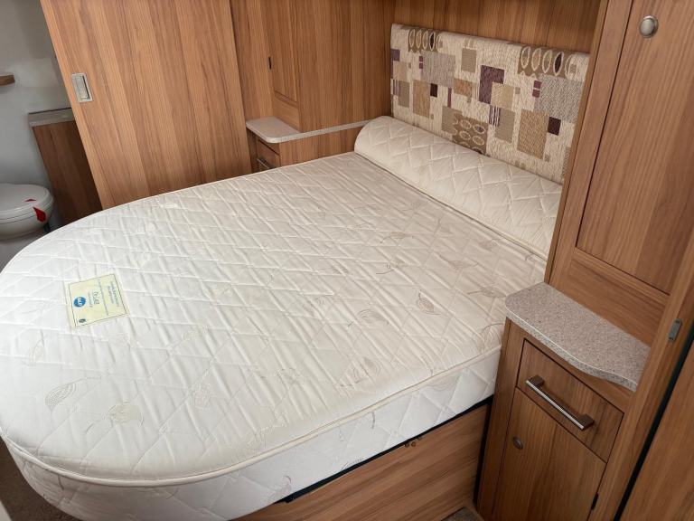  BAILEY UNICORN VIGO - FIXED TRANSVERSE ISLAND BED CARAVAN + MOTORMOVER 