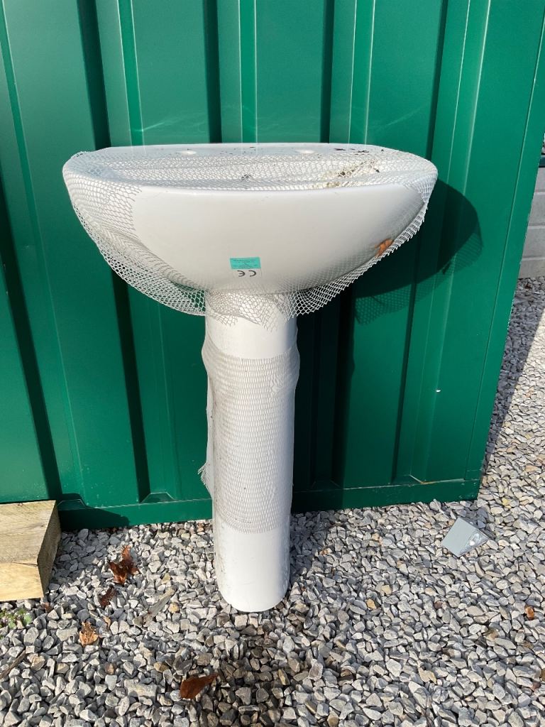 Brand new hand basin and pedestal 