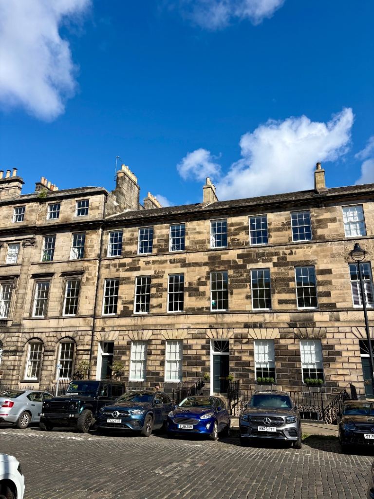 Double Bedroom with En-Suite Available – Edinburgh New Town (August Festival Let)