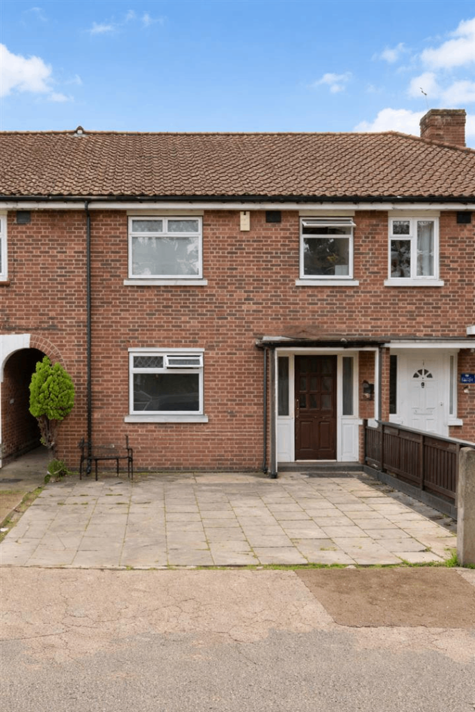 Flat 5, 9 Bishops Grove, Middlesex TW12 1AJ - Available now!