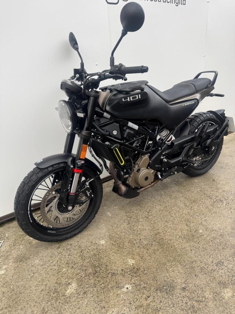 Husqvarna SVARTPILEN 401 2022, AKRAPOVIC