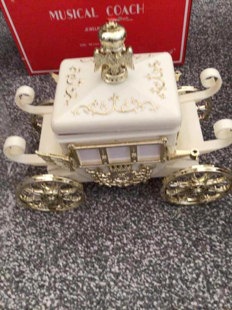 Musical Coach Jewellery Box – White and Gold 