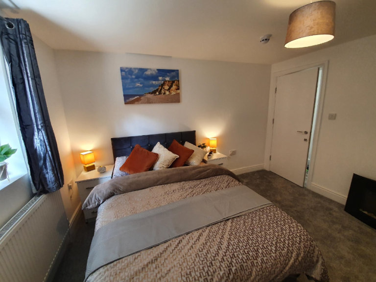 Immaculate condition 5 Bedrooms spacious *HMO* licence property in Chigwell -- Company Let Allowed