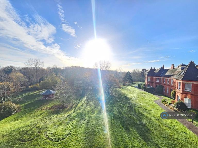 3 bedroom flat in Devonshire House, Woodford Green, IG8 (3 bed) (#2658535)