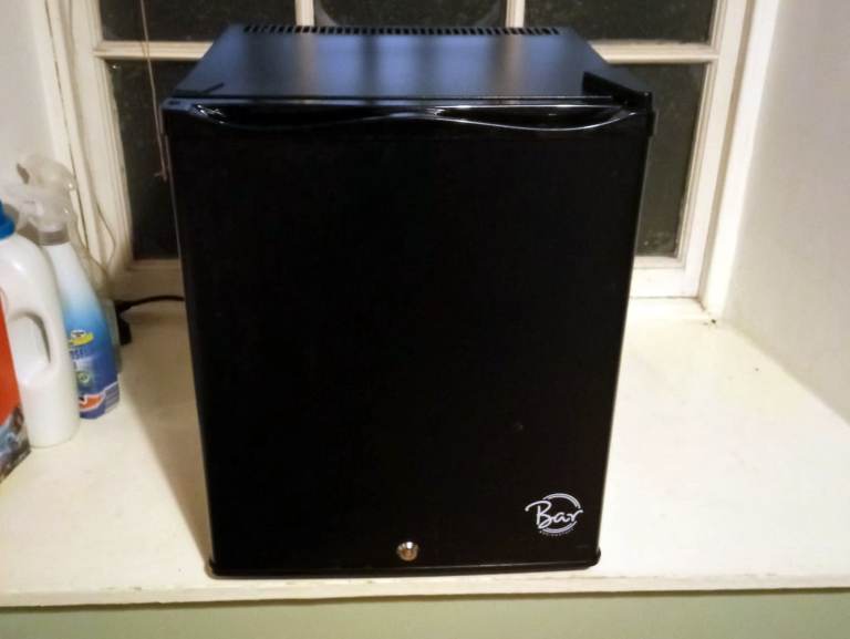 MINI FRIDGE WORKS PERFECTLY GREAT CONDITION CAN DELIVER