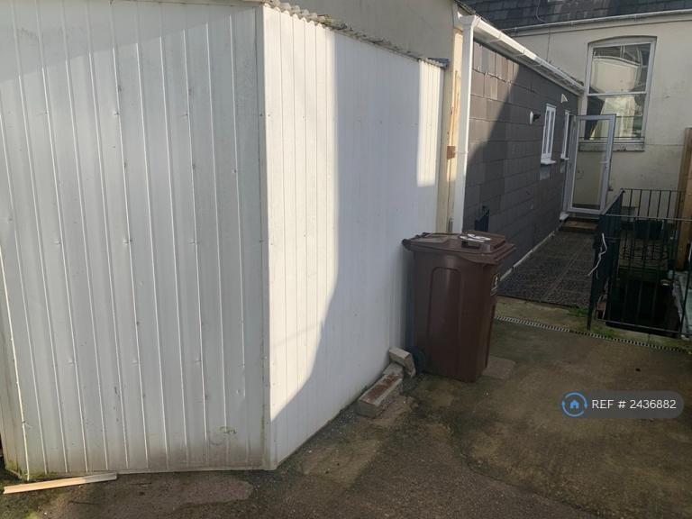 4 bedroom flat in Devonport Road, Plymouth, PL3 (4 bed) (#2436882)